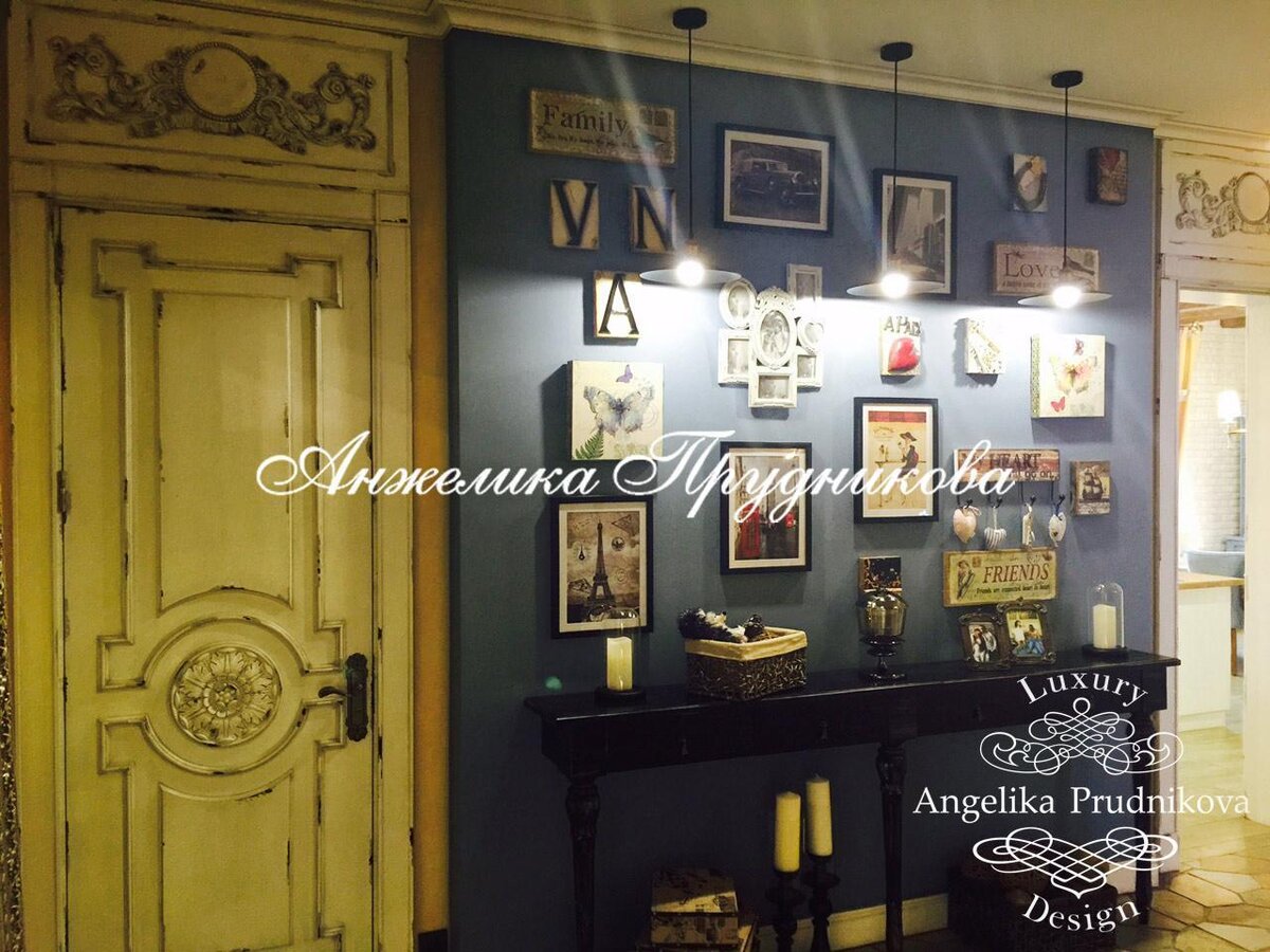 На фото: Дизайн коридора и прихожей в стиле прованс и винтаж