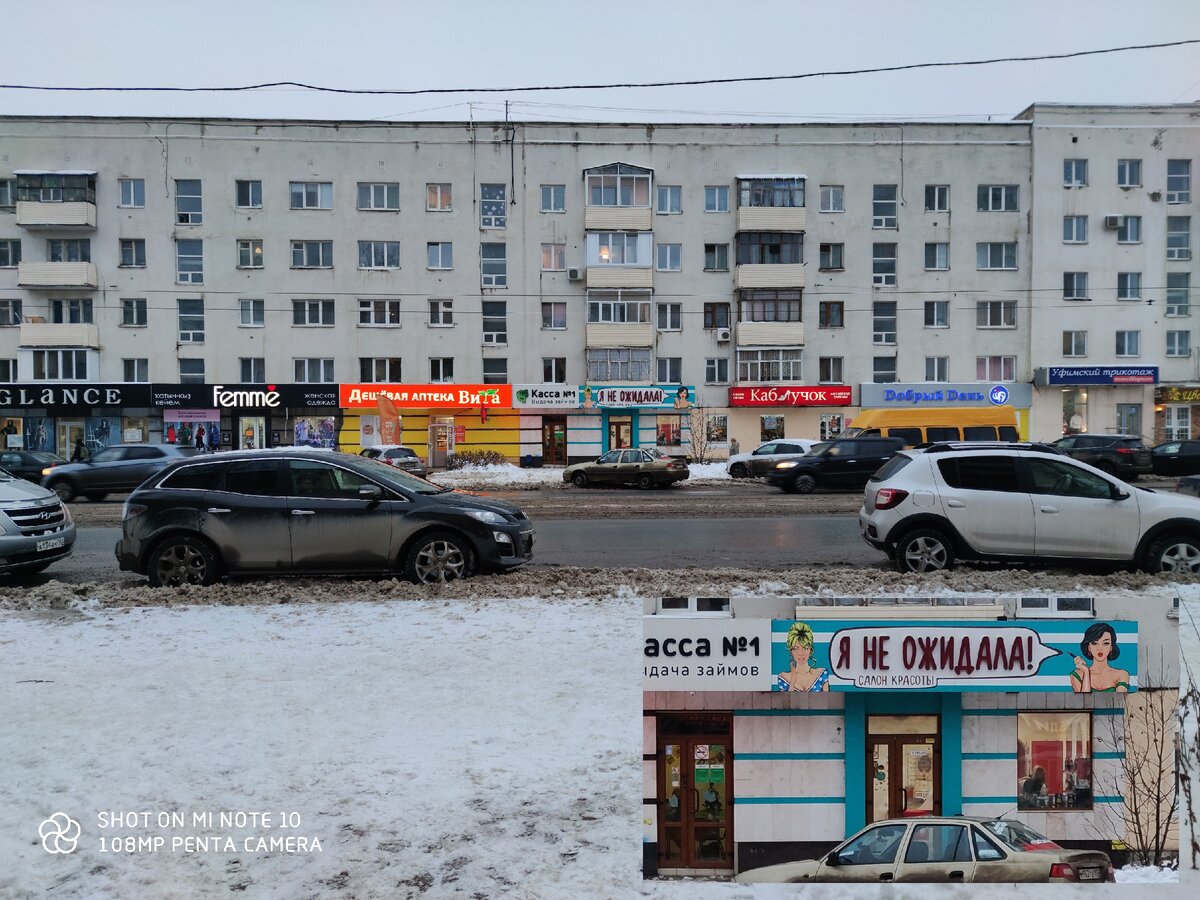 в окне соседнего здания можно разглядеть человека, не говоря уже о четкости вывески