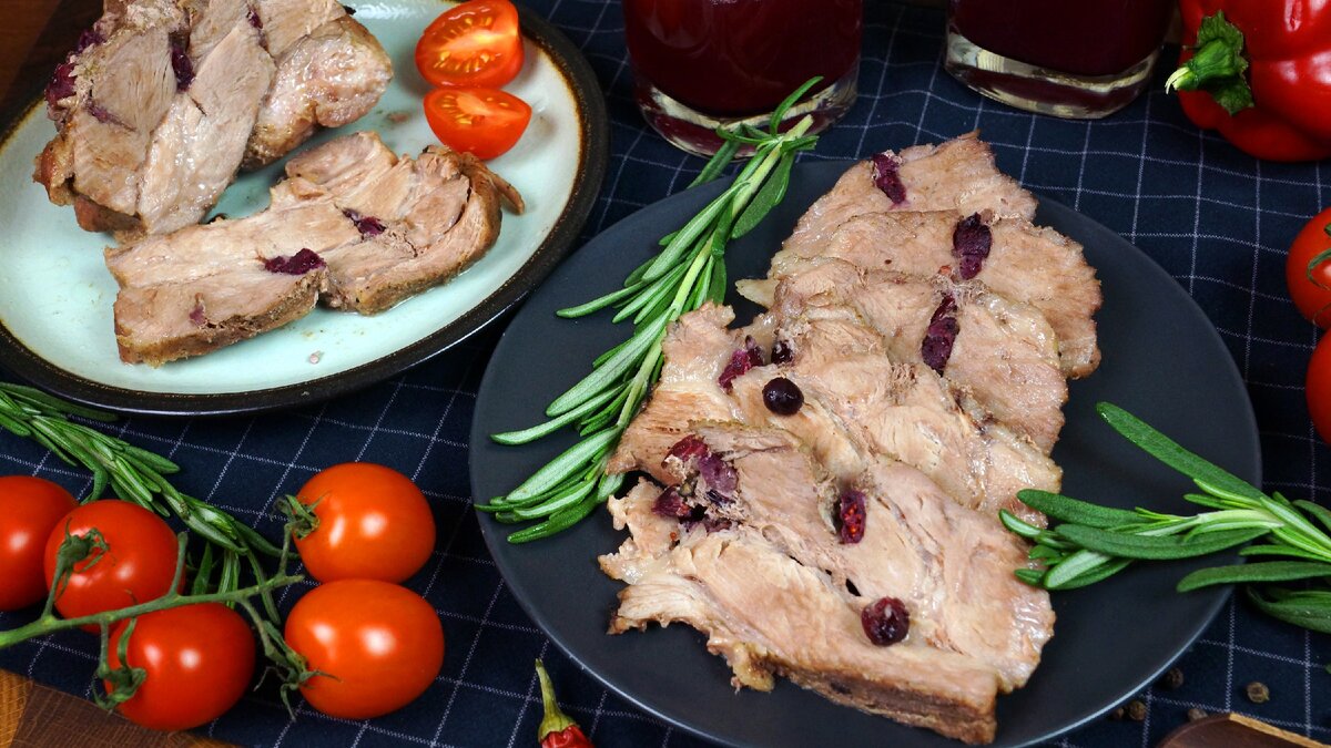 Сочная и ароматная домашняя буженина из свиной лопатки украсит любой праздничный стол, удивит и порадует гостей, накормит любителей мясных закусок. Буженина по этому рецепту хороша для любого торжества: её можно подать как основное горячее блюдо с пылу жару либо остудить и использовать, как холодную мясную нарезку. 