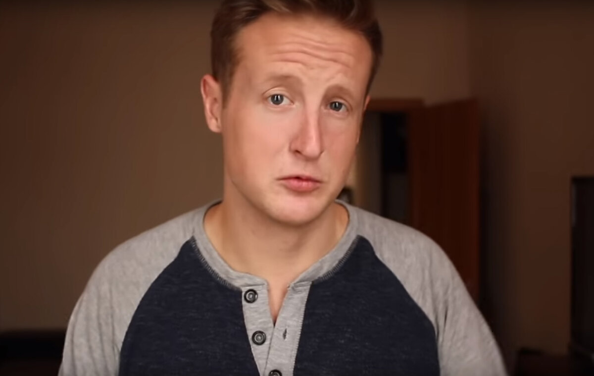 А это джастин и он американец, который учит русский. Ссылку на канал с его страданиями😂 я оставлю в комментариях. (что-то я взял с его рассказов)