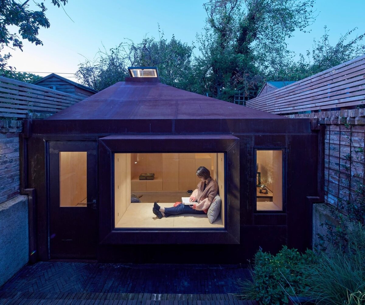 Архитекторы RISE Design Studio представили проект скрытой в саду студии Brexit Bunker в Лондоне, Великобритания, созданной в качестве дополнения к основному дому без вмешательства в его конструкцию.