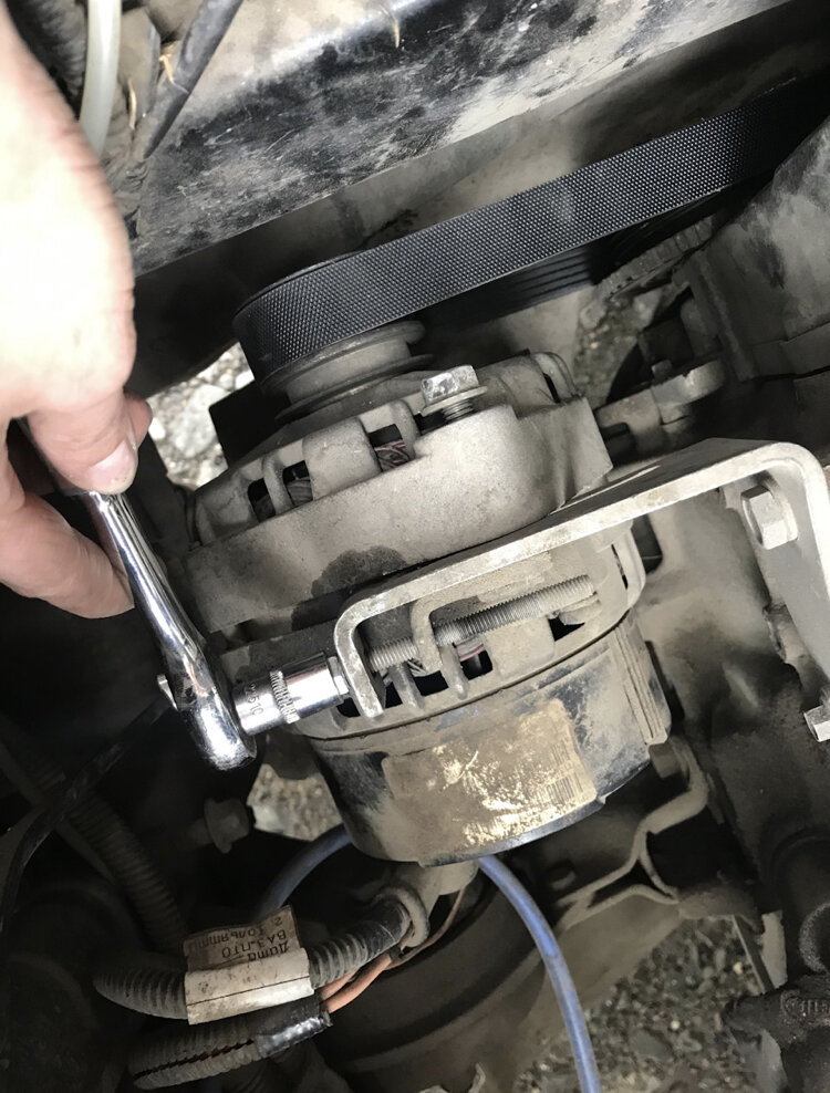 Ключом на 10 ослабляем болт натяжения генератора