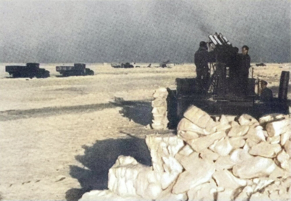Советская счетверенная зенитная пулеметная установка М-4 на льду Ладожского озера на защите ледовой трассы («Дороги жизни»).