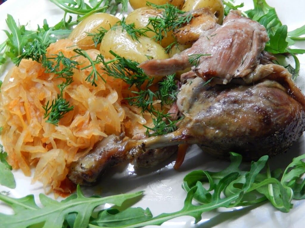 Утка с картошкой и квашеной капустой. Утка тушеная с капустой. утка с квашеной капустой. утка тушеная с капустой квашеной. тушеная утка с грибами.
