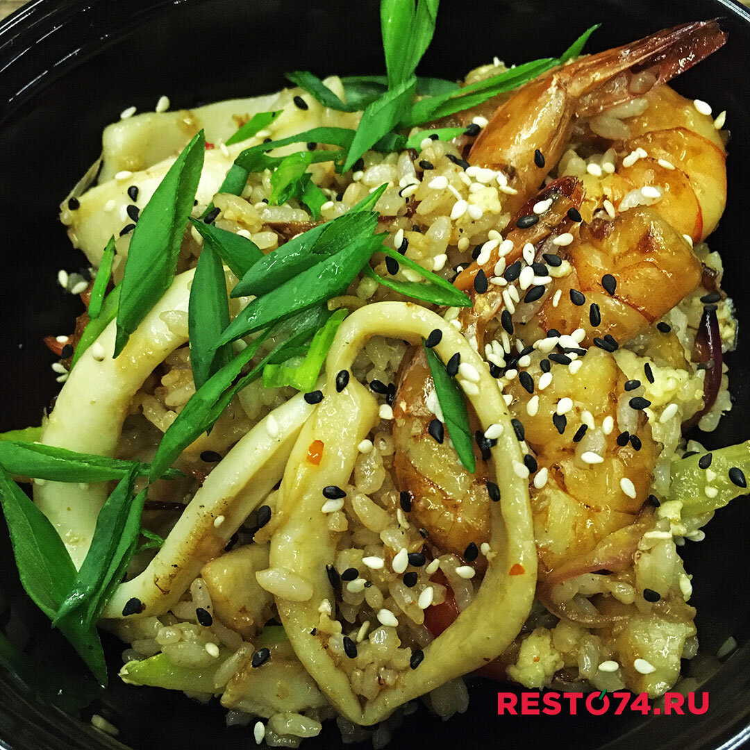 - МОРЕПРОДУКТЫ в кисло-сладком соусе с рисом (360 рублей). Три насмерть замаринованные креветки, креветки страшной судьбы. На их месте могли быть даже личинки мухи цеце - ощутимы только зверская смесь перцев и солёный, как слёзы старого китайца, соевый соус. Кальмар, странной консистенции желе, недоварен. Обрубки чьих-то щупалец и рис, разваренный до консистенции плохой каши. Блюдо нещадно пересолено, а самого кисло-сладкого соуса просто нет. Абсолютно безграмотное приготовление изумительного в первоисточнике блюда, ничего общего с азиатской кухней вообще и "жареным рисом с морепродуктами в кисло-сладком соусе" в частности.