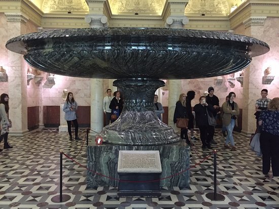 Колыванская Царь- ваза из яшмы весом 19 тонн.