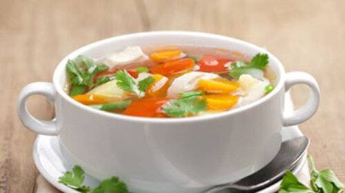 Первые блюда – неотъемлемая часть повседневного рациона. Для того, чтобы снизить калорийность супа, во-первых, необходимо подобрать низкокалорийные ингредиенты (овощи, зелень, постное мясо  и др.). Во-вторых, не стоит готовить суп на жирном бульоне, выбирайте  диетические сорта мяса (без кожи). В-третьих, не делайте поджарку,  поверьте, что и без нее суп будет не менее вкусным. В-четвертых, не  добавляйте высококалорийных соусов, замените их низкокалорийными,  например, чесночно-томатным (собственного приготовления). В-пятых, не  используйте лишние ингредиенты, например, не нужно добавлять крупу  вместе с картофелем, остановитесь на чем-то одном.