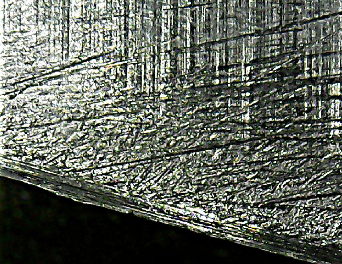 нож под микроскопом. нож под микроскопом. лезвие ножа под микроскопом. поверхность под микроскопом. нож под микроскопом.