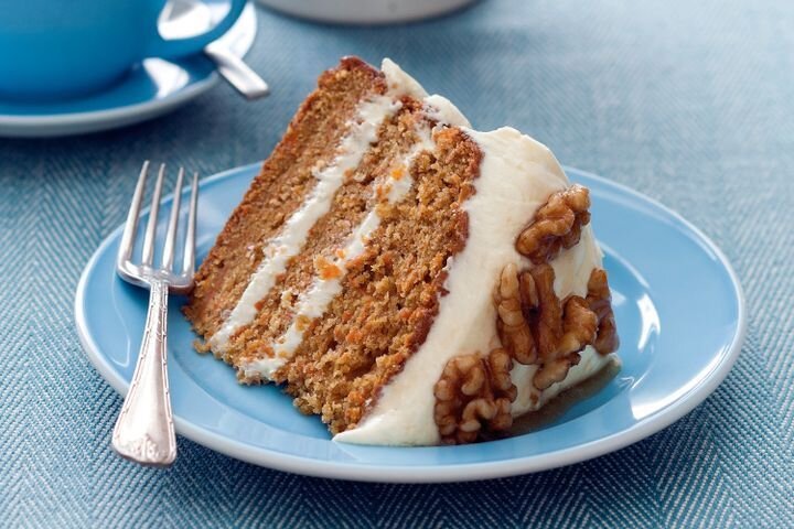 Морковный пирог, украшенный грецким орехом