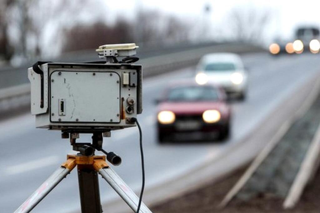 Камера фотофиксации скорости.
Фото: https://www.drivenn.ru/journal/novosti/na-kakom-rasstoyanii-kamera-schityvaet-prevyshenie-skorosti-id28645