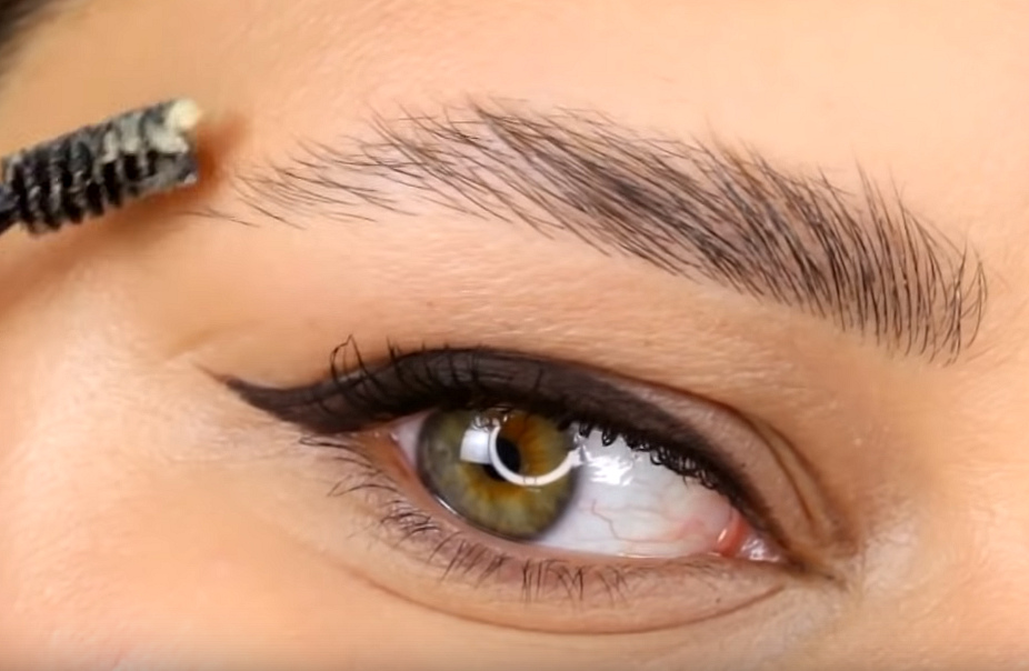 Бровь, уложенная мылом