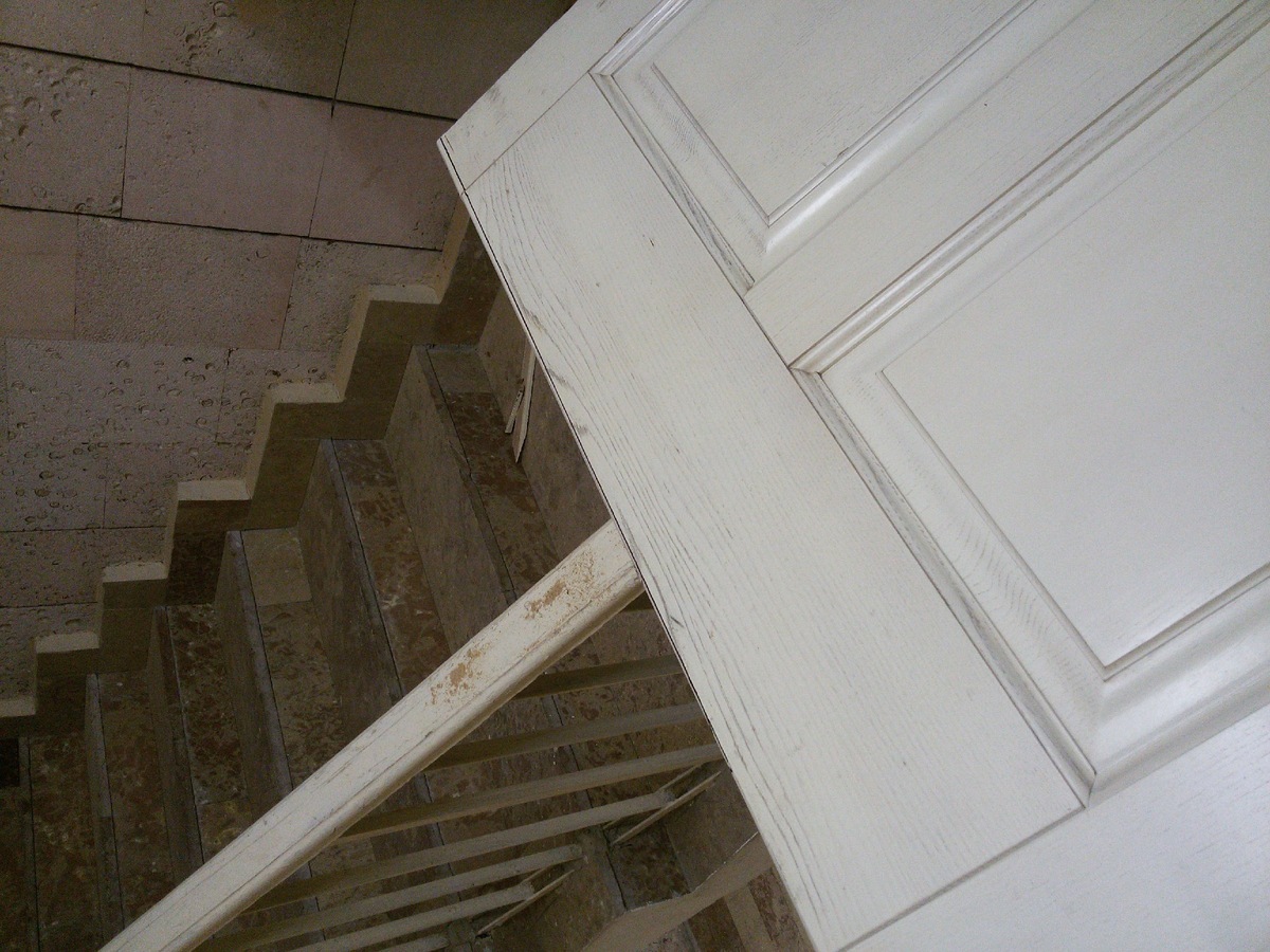 Нижняя часть двери склеена и дерева.