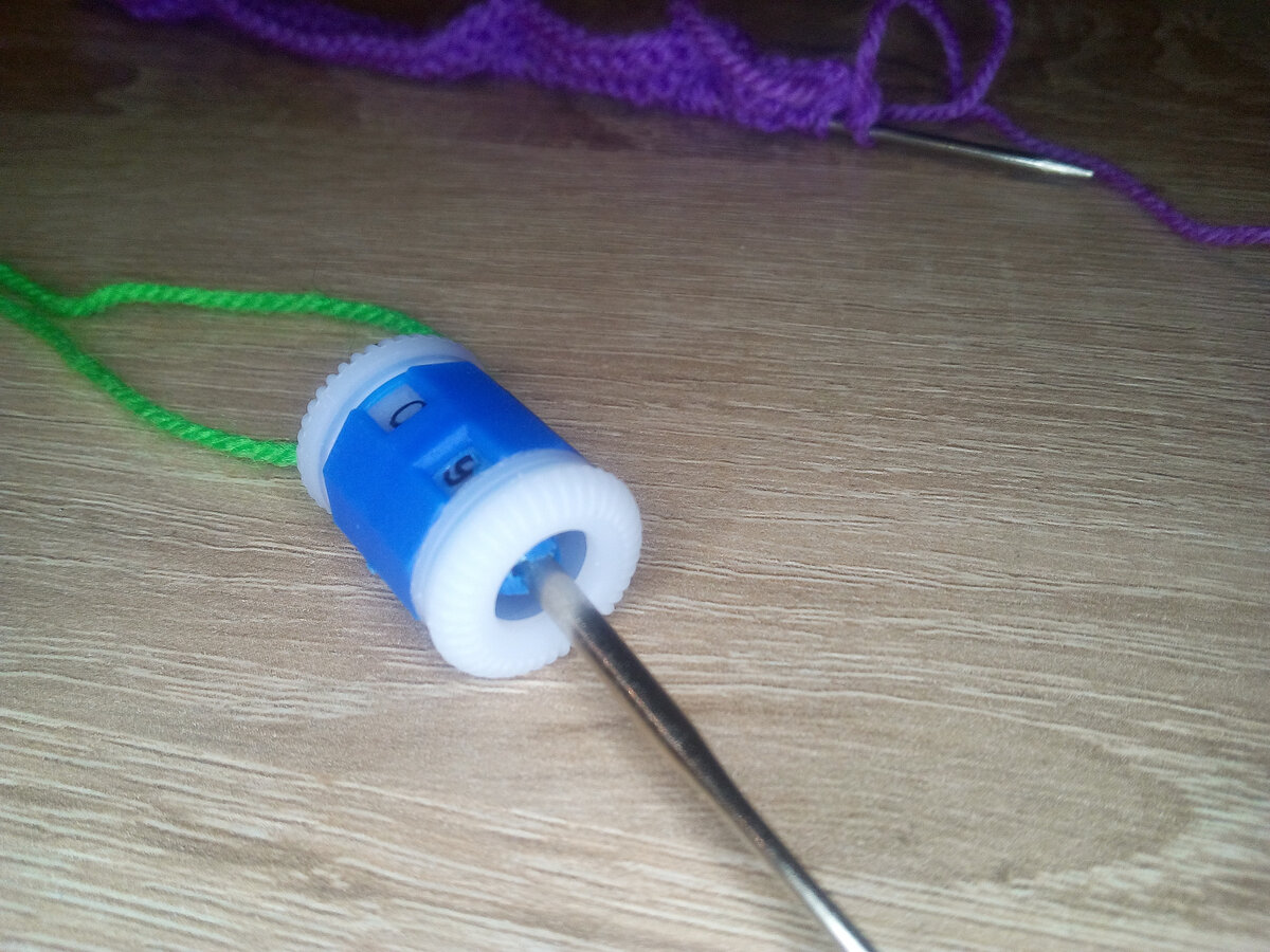 Как пользоваться счётчиком рядов на спицах для вязания. Как пользоваться счетчиком рядов на спицах. Счётчик рядов для вязания самодельный. Счётчик рядов для вязания своими руками. Счетчик рядов для вязания спицами.