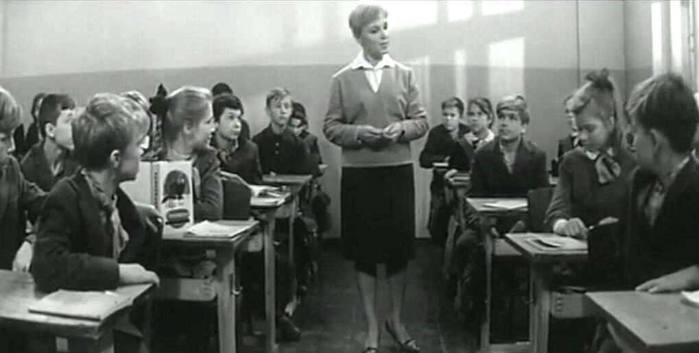 Кадр из к/ф "Мимо окон идут поезда"