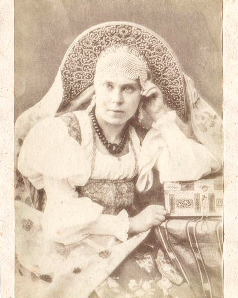 Женщина в нижегородском кокошнике. Фотограф: Карелин Андрей Осипович, конец 19 века.