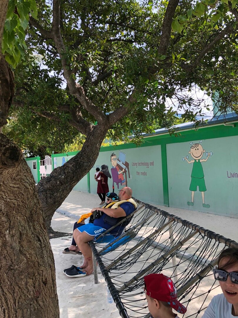 Вот эти молодожены, вместе сидят.