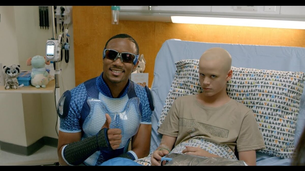 Рекламная сессия с больным мальчиком - неотъемлемая часть работы супергероя. А как вы думали - популярность же надо поддерживать.