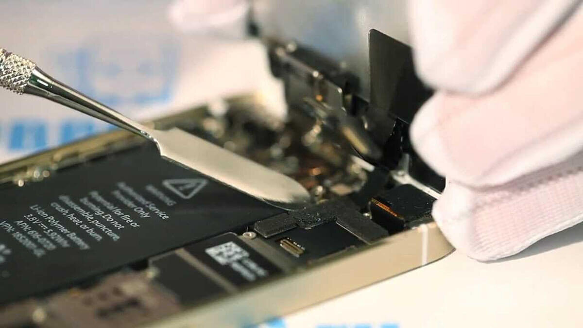 Сборка айфона 11. Производство дисплеев iphone. Сборка iphone. Ремонт айфон 5s. Как разобрать айфон 5