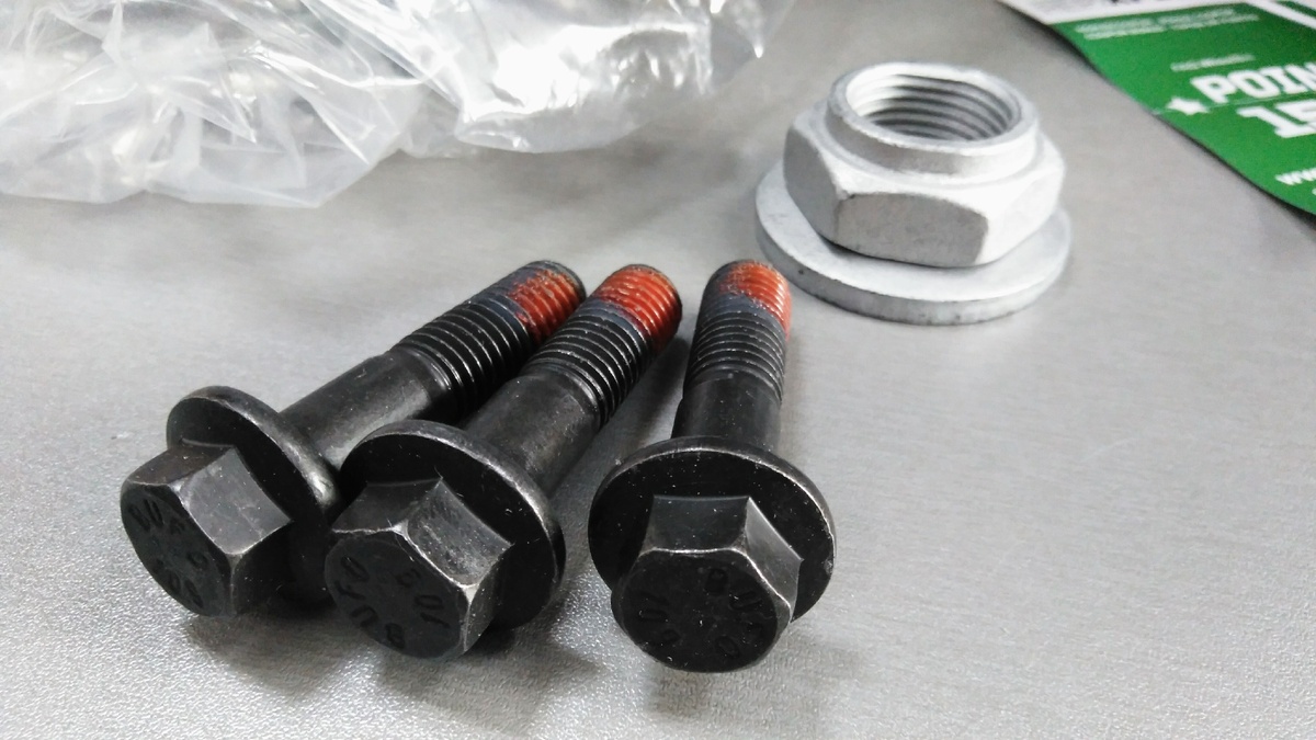 Болты крепления и гайка ступицы