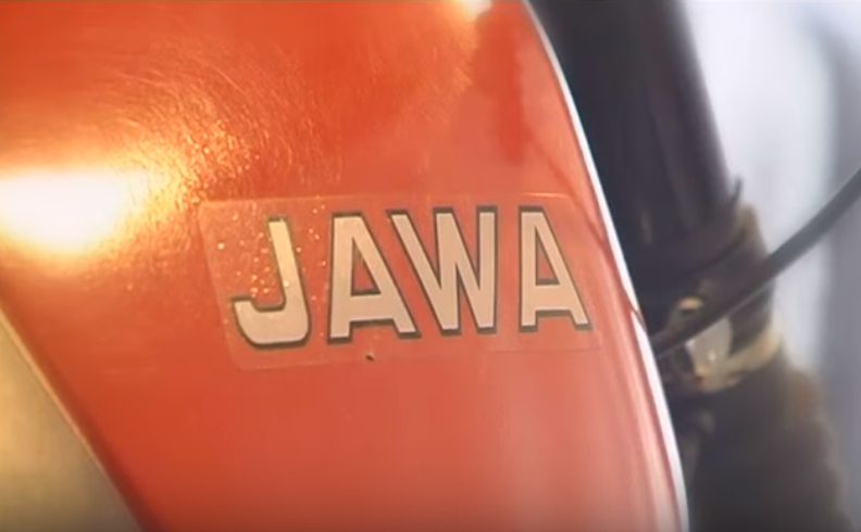 Эмблема мотоцикла "Ява" на бензобаке.