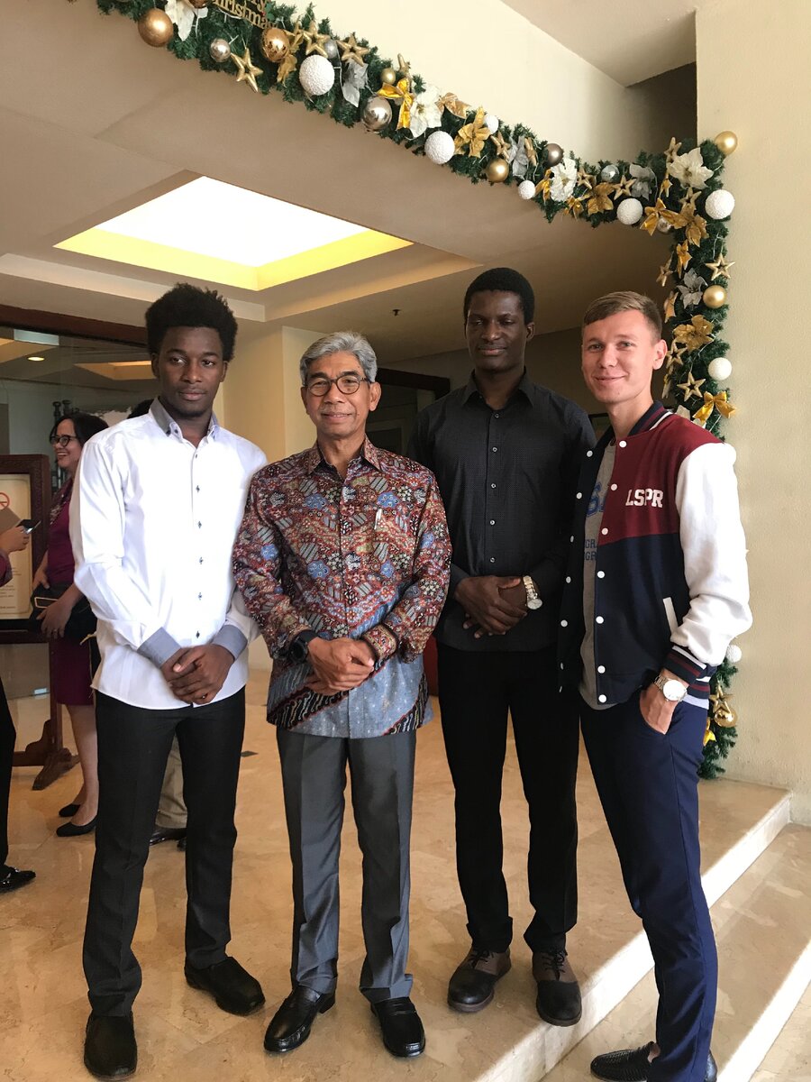 Вместе с заместителем Министра иностранных дел Индонезии г-ном А. М. Факиром (второй слева) в рамках дискуссии о воспитании нового поколения индонезистов на мировом уровне. Фото автора, 2017. 