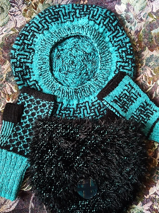 Фото 2 (от автора). Шарф-манишка дополняет гарнитур из берета и митенок.