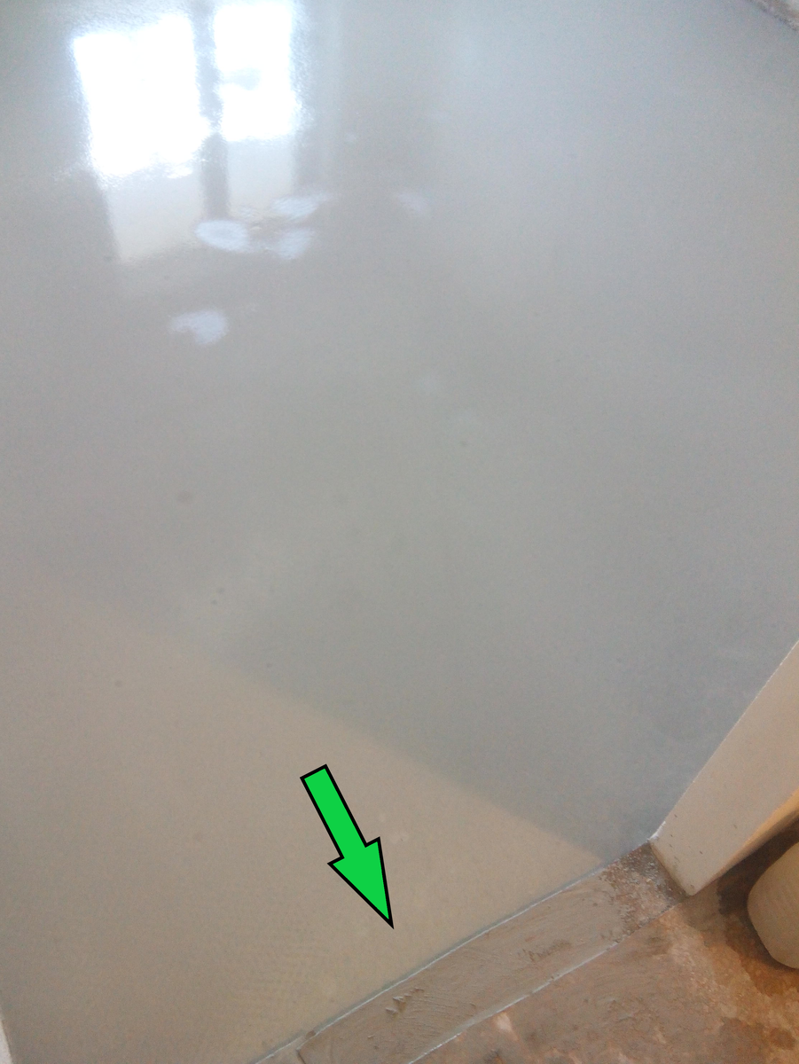 В нашем случае превышение пола коридора над полом комнаты составило 12 мм