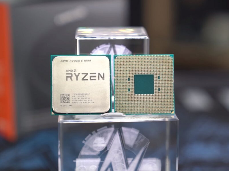 Процессор AMD Ryzen 5 1600. Вид сверху (слева) и снизу (справа)