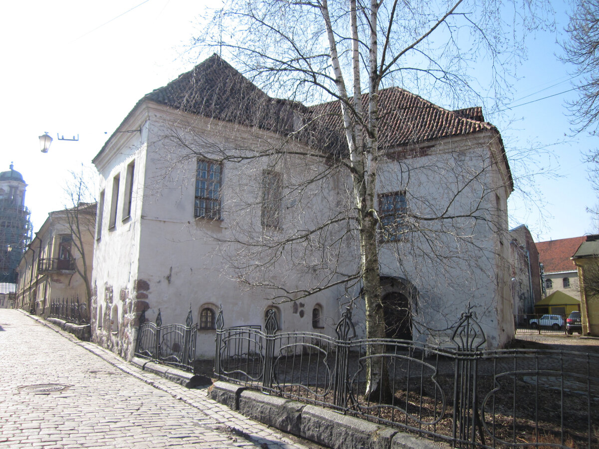 Выборг. Рыцарский дом. Вдали слева Часовая башня в процессе реставрации. Фото 2016 г