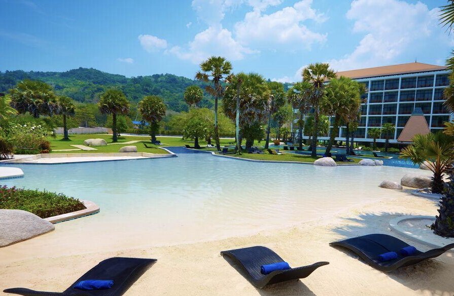Пологий вход в бассейн в отеле Naithonburi Phuket 4* в Таиланде и навесы над детский площадкой и бассейном в отеле Appolo beach 4* на о. Родос , Греция 