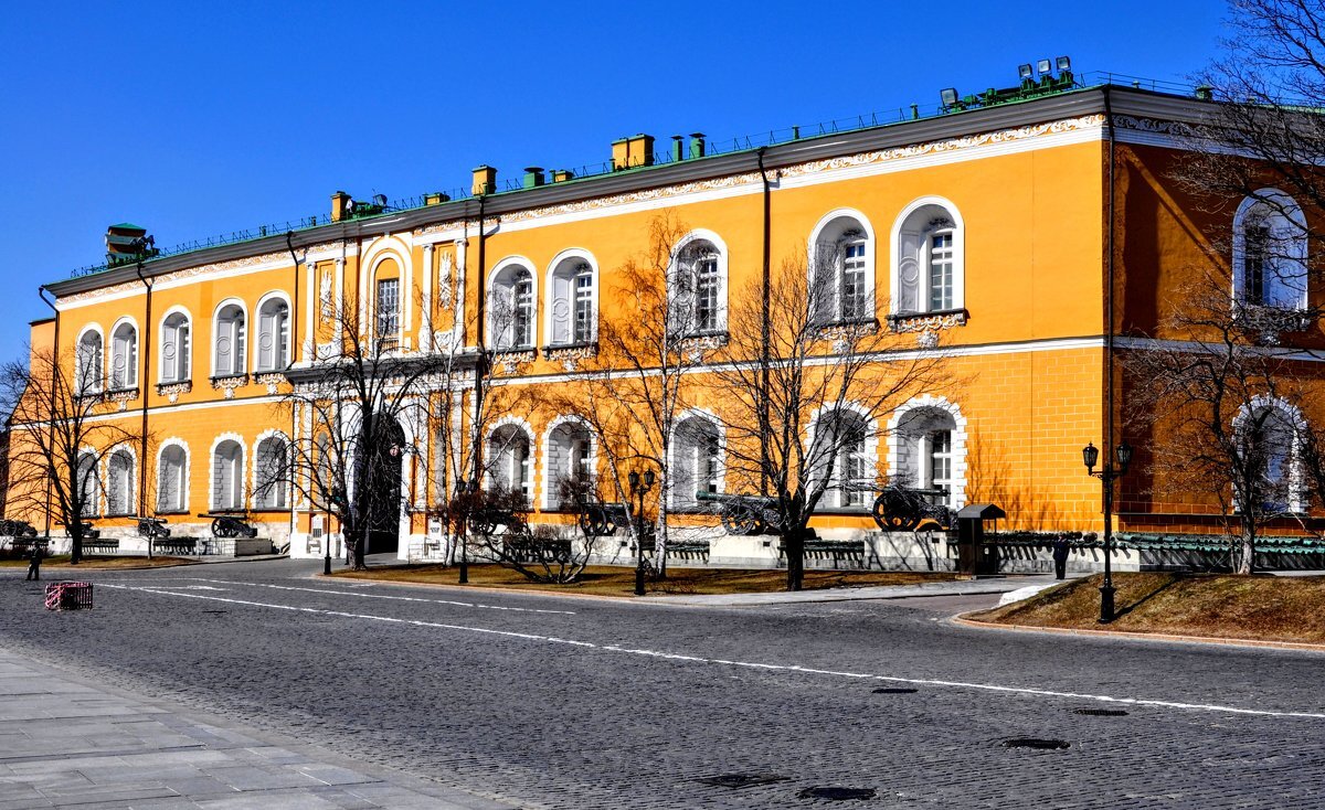 Здание арсенала в московском кремле фото