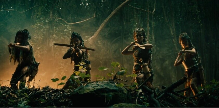 Цирилла и Дара в волшебной роще, где хозяйничает особый народ. Скриншот из сериала, ну а вы как думали? Кстати, листайте, сегодня картинок много