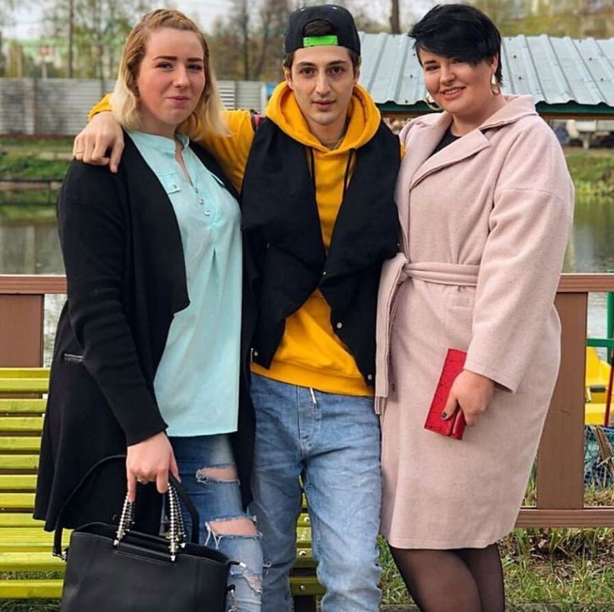 Александра Черно с мужем и сестрой. Фото из открытых источников