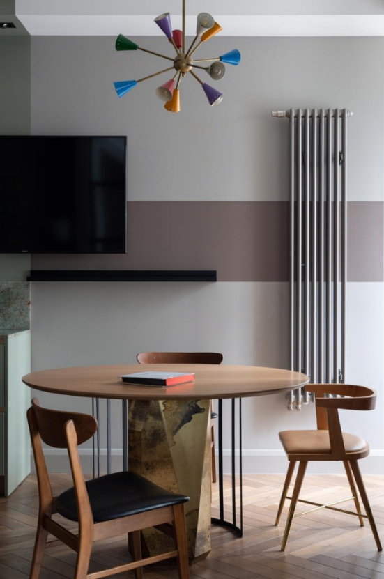 Небольшой обеденный стол и телевизор на стене