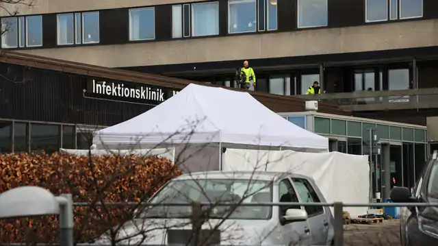 Устанавливают палатки для взятия проб перед инфекционным отделением Sahlgrenska Hospital 
