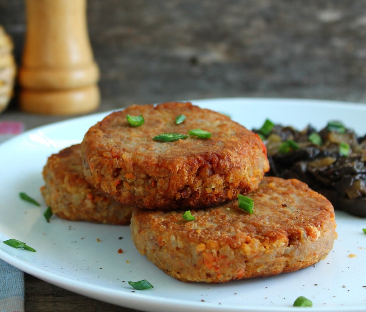 Котлеты из гречки с грибами, фото для иллюстрации.
