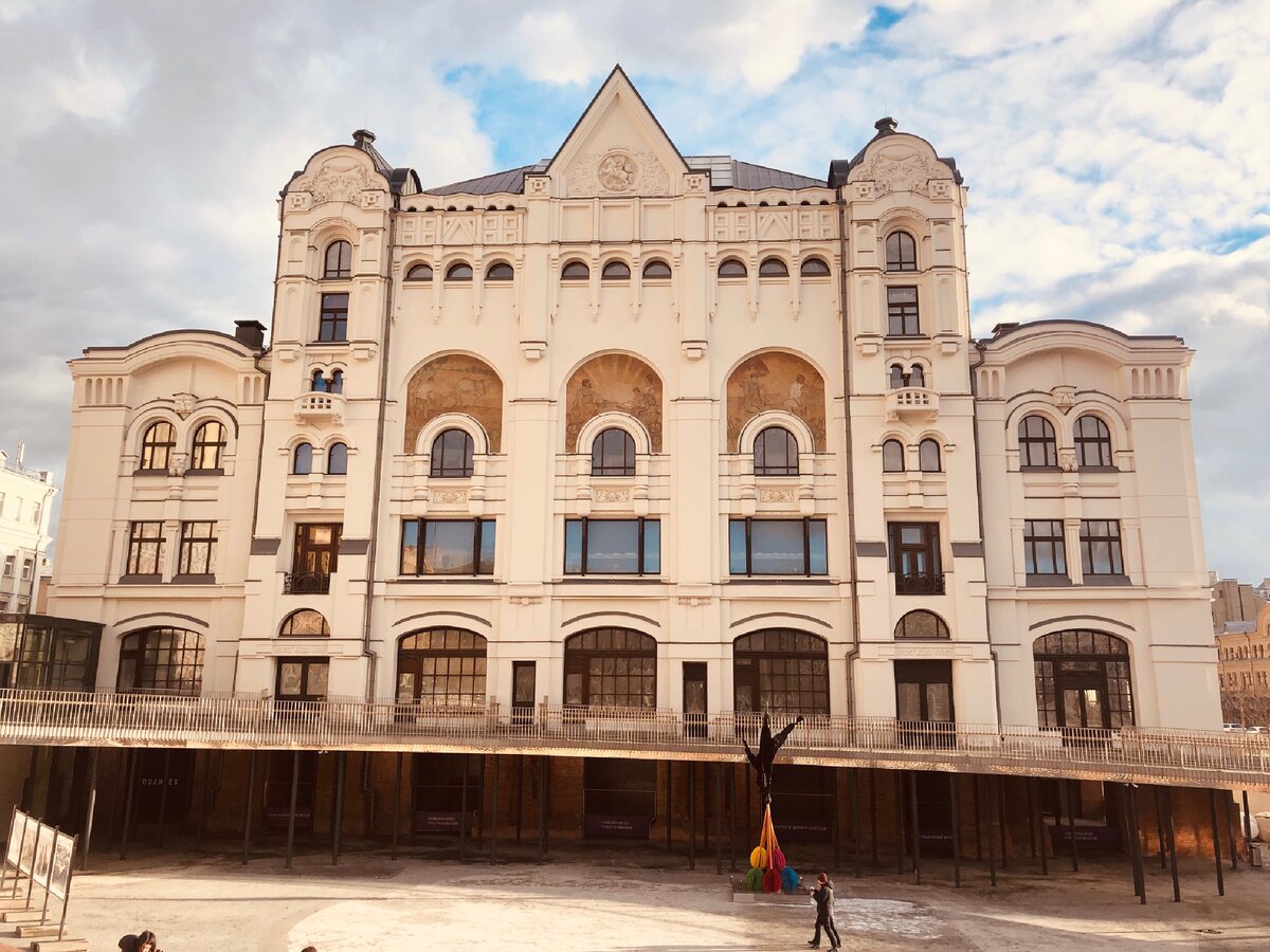 Здание Политехнического музея в Москве. При реставрации обнаружились новые этажи с огромными заложенными кирпичом окнами.