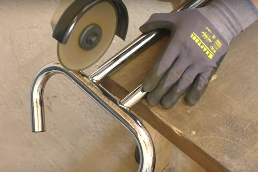 обрезаю руль велосипеда 