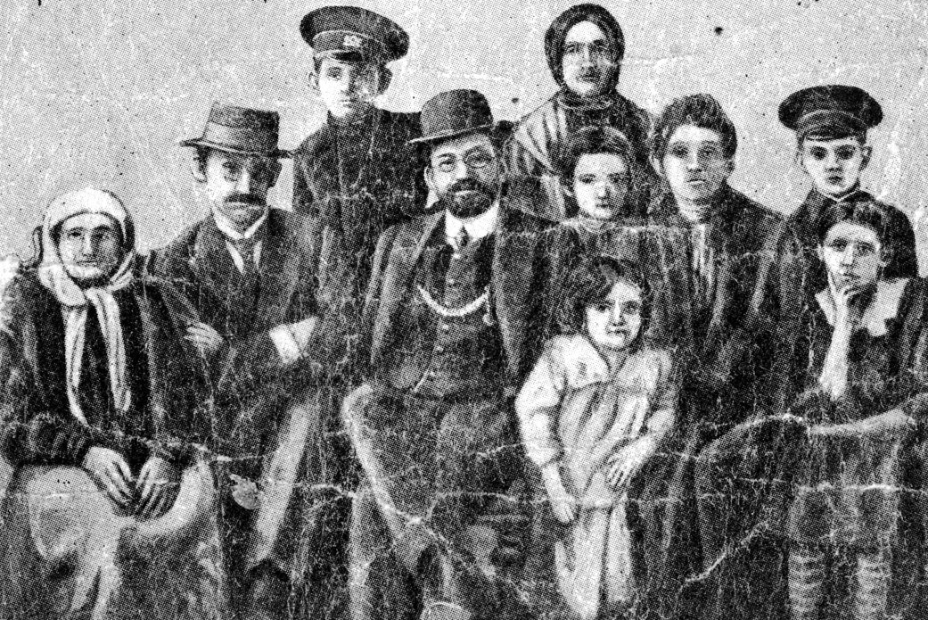 Менахем Мендель Бейлис в кругу семьи после освобождения перед отъездом из России в Палестину. Из открытых источников