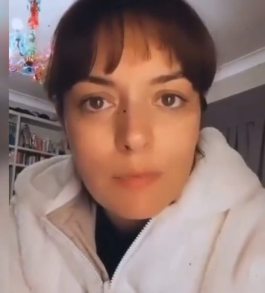 Турецкая актриса Эзги Мола призвала всех сидеть дома и оказывать помощь людям, находящимся в группе риска. И не только на словах. Эзги, являясь владелицей нескольких квартир в элитном комплексе, решила не брать арендную плату со своих квартиросъемщиков в период карантина. Ведь в это время доходы людей упадут или они и вовсе останутся без работы, так что подобная помощь будет для них хорошим подспорьем.