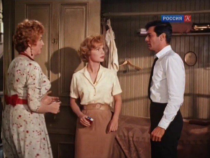 "Её я выгоняю под зад коленом, а ты заселяйся."
