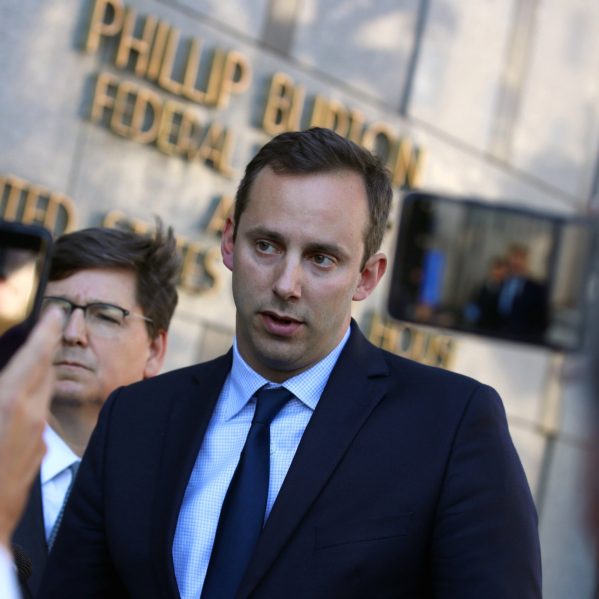 Ссылка на оригинал: https://static01.nyt.com/images/2020/03/19/business/19Levandowski-01/19Levandowski-01-mediumSquareAt3X.jpg