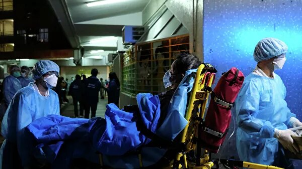  ВАШИНГТОН, 27 мар — РИА Новости. США вышли на первое место в мире по подтвержденным случаям коронавируса, сообщила газета New York Times со ссылкой на собственные подсчеты статистики в стране.По ее данным, США, где зарегистрированы 81 тысяча 321 случай заболевания, в четверг обошли Италию и Китай.8 февраля, 14:35Скорость распространения нового коронавирусаУниверситет Джонса Хопкинса, в свою очередь, подсчитал, что в США уже больше 82,4 тысячи случаев против 81,8 тысячи случаев в Китае. Таким образом, Соединенные Штаты за один день обошли Италию и КНР.При этом в США намного меньше жертв по отношению к общему числу выявленных случаев — 1178 смертей против 32891 в Китае и 8215 в Италии. Однако эти цифры нельзя сравнивать напрямую, поскольку неизвестно, в какой стране больше случаев и где они лучше регистрируются. Также большинство заболевших в США и Италии болеют до сих пор, так что делать выводы об исходе болезни также преждевременно.Вчера, 12:22Посол США обвинил Китай в замалчивании данных о коронавирусеВ США число случаев стремительно растет, быстрее, чем в Италии, в то время как в Китае число новых случаев исчисляется не тысячами, как в США, а лишь десятками в день.Комментируя эту новость, Дональд Трамп заявил, что причина этого — в проведении массового тестирования."Думаю, надо отдать должное нашему тестированию", — сказал президент журналистам в пятницу.По словам вице-президента Майка Пенса, США протестировали на коронавирус уже более полумиллиона человек.Всемирная организация здравоохранения 11 марта объявила вспышку новой коронавирусной инфекции COVID-19 пандемией. По последним данным ВОЗ, в мире заражены уже более 460 тысяч человек, свыше 20 тысяч скончались.Последние данные о ситуации с COVID-19 в России и мире представлены на портале стопкоронавирус.рф. 