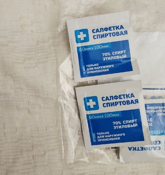 Такими салфетками пользуюсь я. Есть ещё салфетки немецкого производства, но они меньше по размеру и имеют, на мой взгляд, менее долговечную упаковку, хотя и стоят дешевле отечественных.