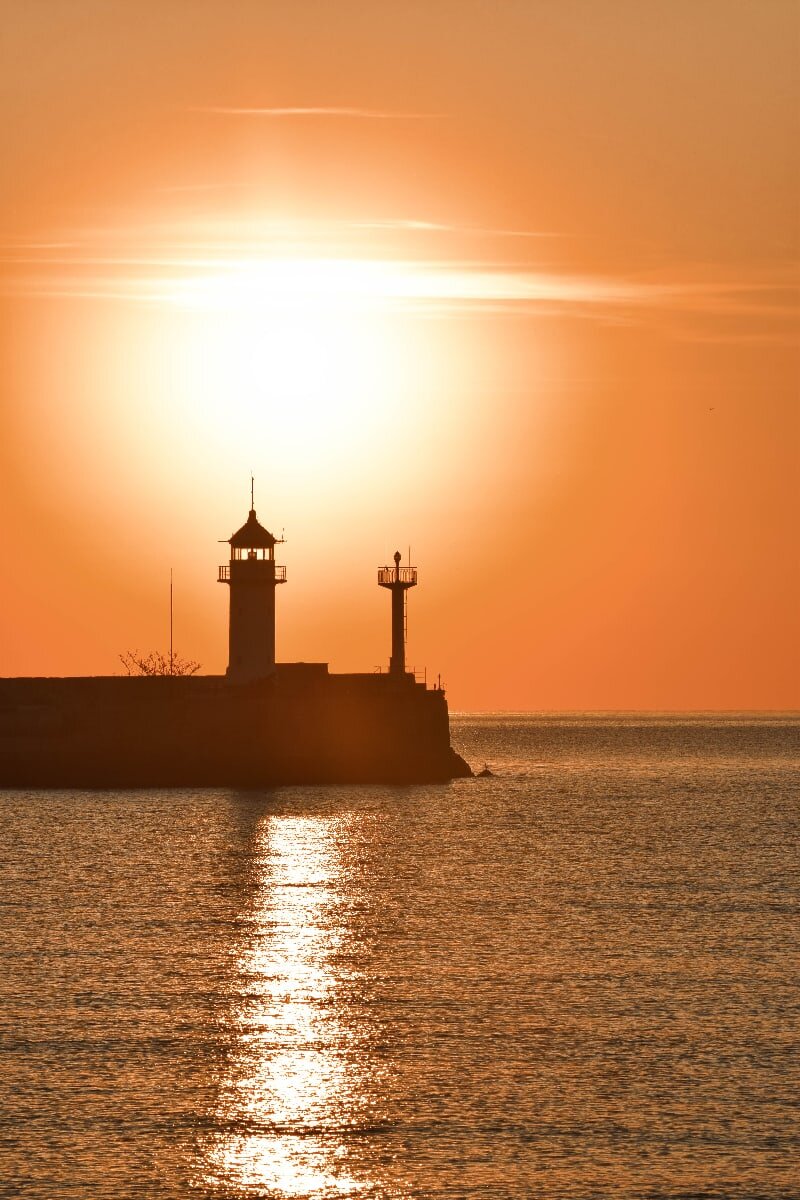 Всем известный маяк. Вид с набережной Ялты