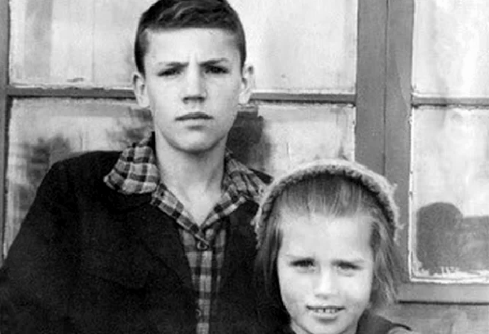 С младшей сестрой.