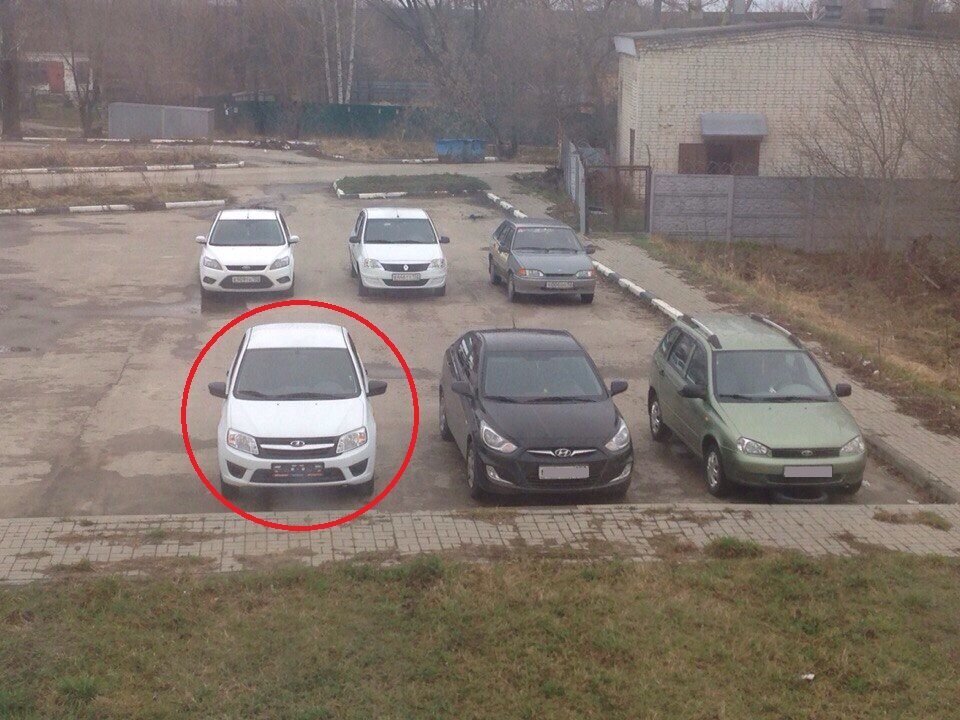 Вот она моя парковка на фото и Гранта моя ещё на ней ...