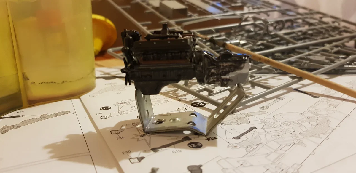 Процесс покраски кистью-весьма медитативный. на покраску двигателя я убил весь вечер. Подумываю, взять "крокодилов" чтобы фиксировать деталь,а не крутить ее в пальцах.