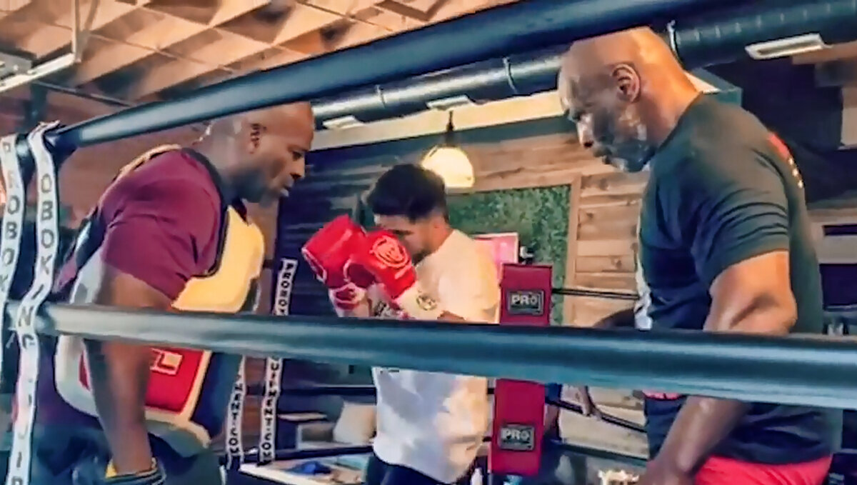 Майк Тайсон учит Генри Сехудо боксировать