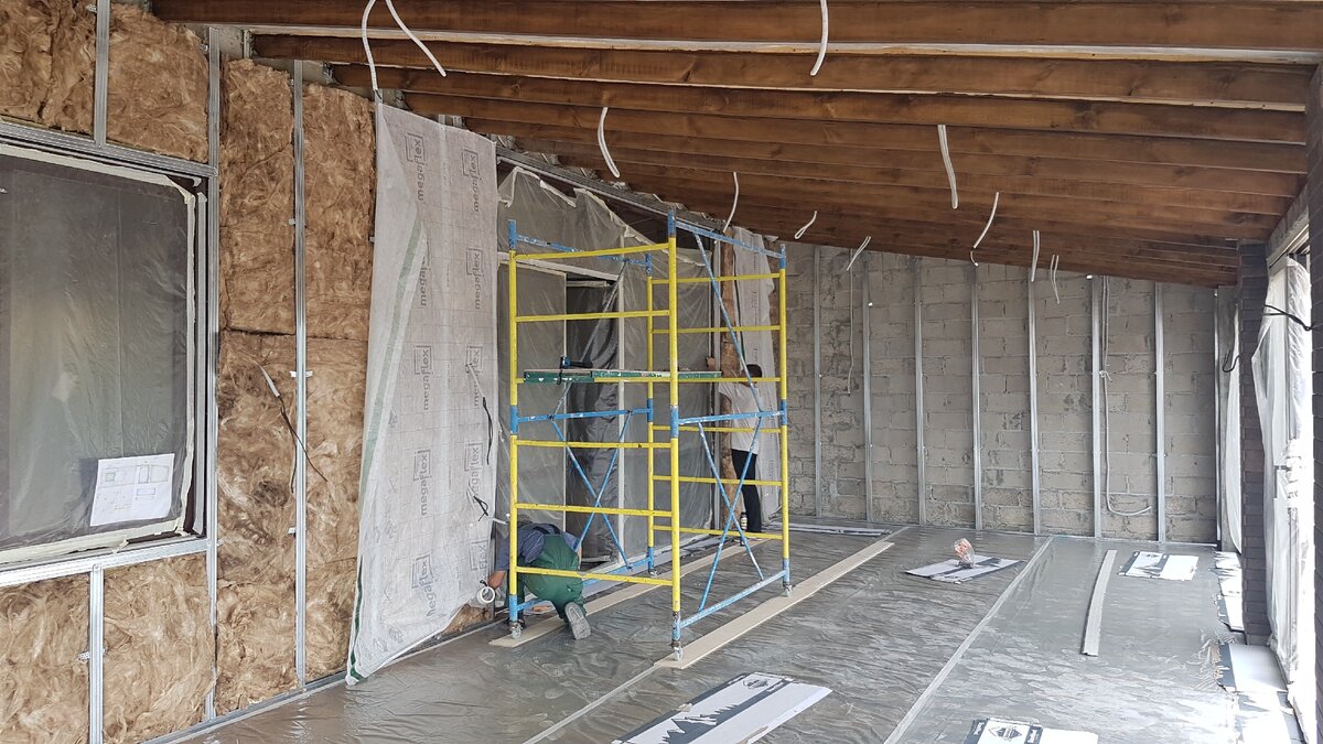 На фотографии видно, что стены и потолок не закончены, а полы уже готовы и застелены.